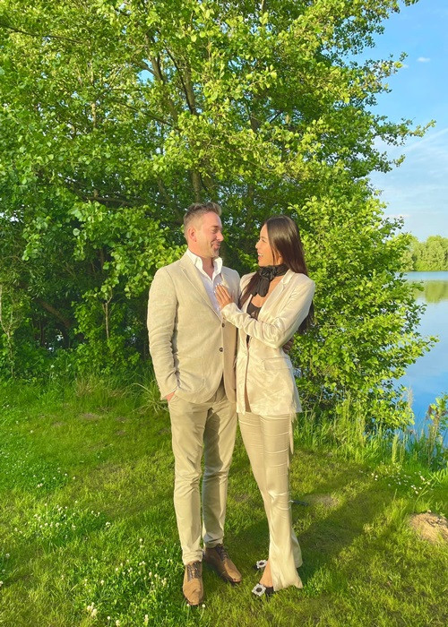 Gần đây, giữa nghi vấn chia tay người yêu ngoại quốc, Minh Tú đăng tải hình ảnh hạnh phúc bên Chris để khẳng định tình yêu vẫn mặn nồng.