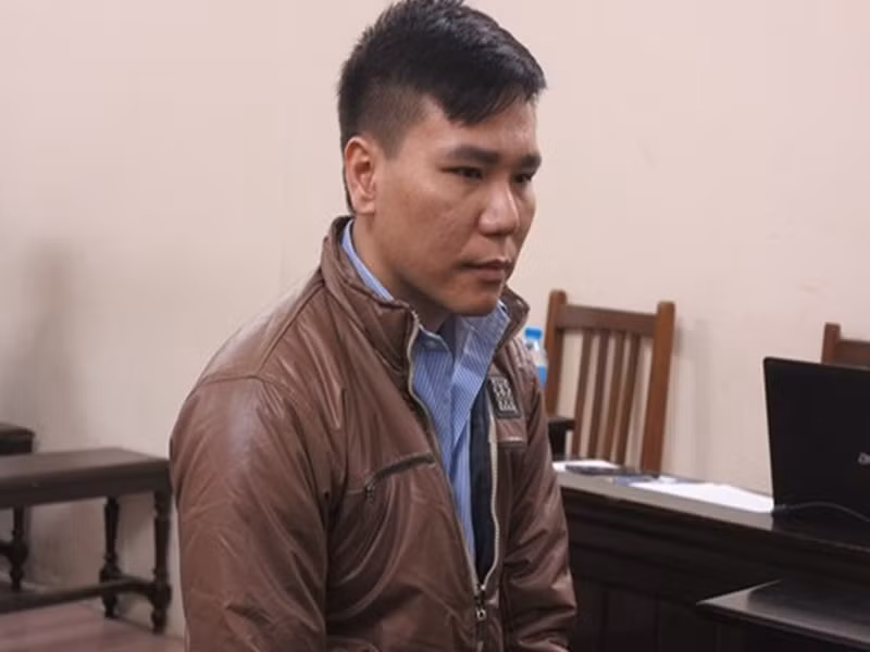 Ngày 7/3/2019, HĐXX TAND TP Hà Nội tuyên án đối với Châu Việt Cường phạm tội Giết người, bị tuyên phạt 13 năm tù. Tháng 8/2019, xét thấy gia đình bị cáo đã khắc phục hậu quả, đại diện bị hại có đơn xin giảm án nên tòa phúc thẩm tuyên Châu Việt Cường còn 11 năm tù. Ảnh: An ninh thủ đô