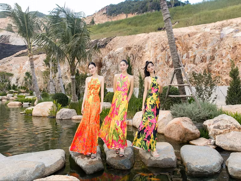 Thùy Linh, Kiều Loan và Tường San cùng diện mẫu váy yếm tông màu rực rỡ.