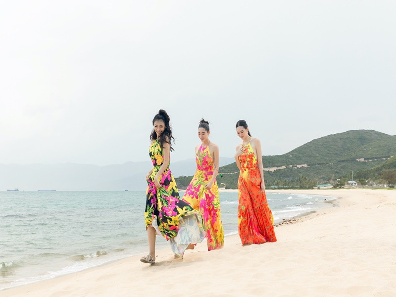 Dàn hậu thả dáng bên những vách núi, hồ nước ngọt, bãi biển.