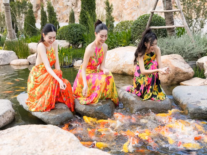 Bộ ba vừa cùng nhau khám phá bán đảo Hải Giang thuộc TP Quy Nhơn (Bình Định) - địa điểm đăng cai vòng chung kết Hoa hậu Thế giới Việt Nam 2022.