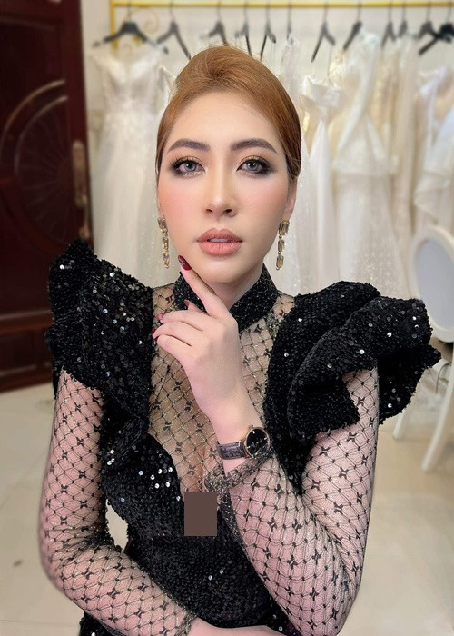 Thu Thảo chuộng mặc trang phục khoe ngực đầy.