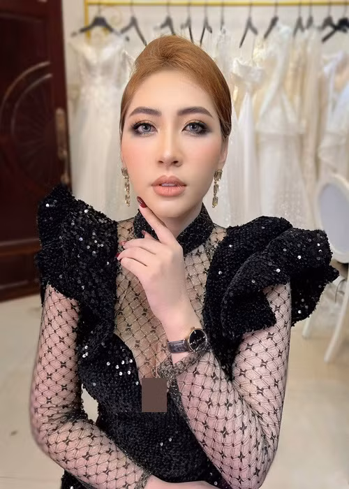 Thu Thảo chuộng mặc trang phục khoe ngực đầy.