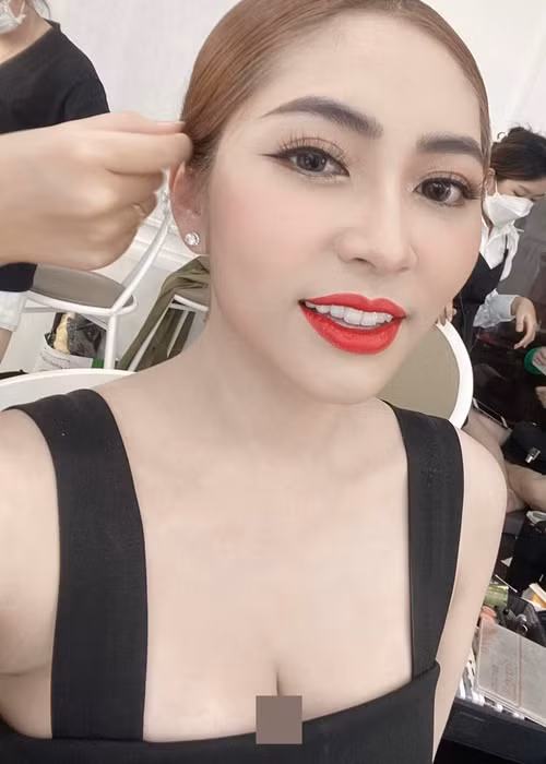 Thu Thảo từng cho biết chính vì nhan sắc xấu xí lúc mang thai mà cô bị chồng phụ bạc, ngoại tình, thậm chí bị chồng đánh.