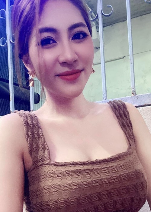 Ngày mang bầu, nhan sắc của cô tụt dốc không phanh. Bụng và ngực của Thu Thảo bị rạn rất nhiều vì mang thai đôi, gương mặt và lưng nổi chi chít mụn.