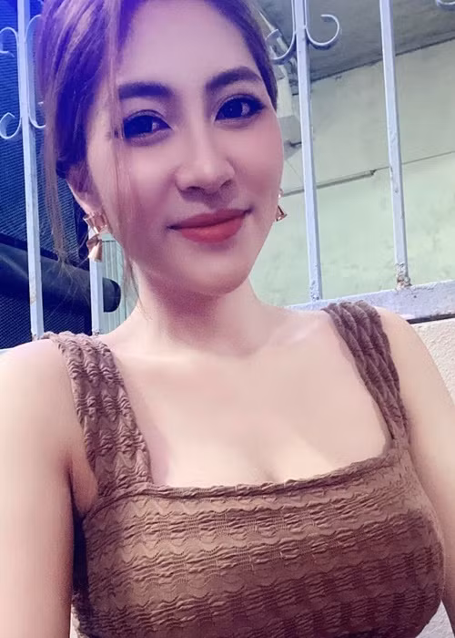 Ngày mang bầu, nhan sắc của cô tụt dốc không phanh. Bụng và ngực của Thu Thảo bị rạn rất nhiều vì mang thai đôi, gương mặt và lưng nổi chi chít mụn.