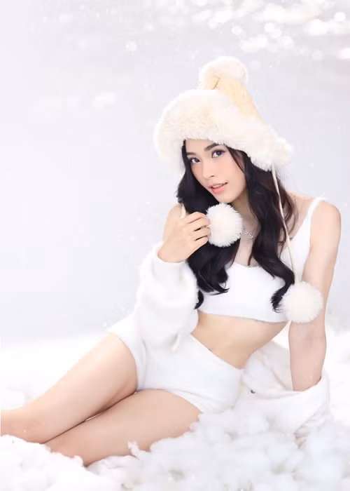 Đặng Thu Huyền là vận động viên bóng chuyền trước khi xin giải nghệ vào năm 2021.