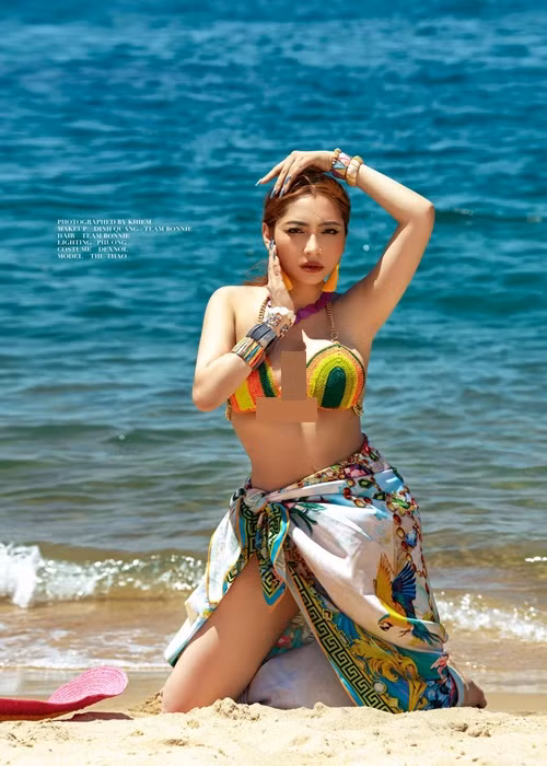 Bà mẹ hai con khoe vóc dáng quyến rũ trong trang phục áo tắm. Ảnh: Khiem