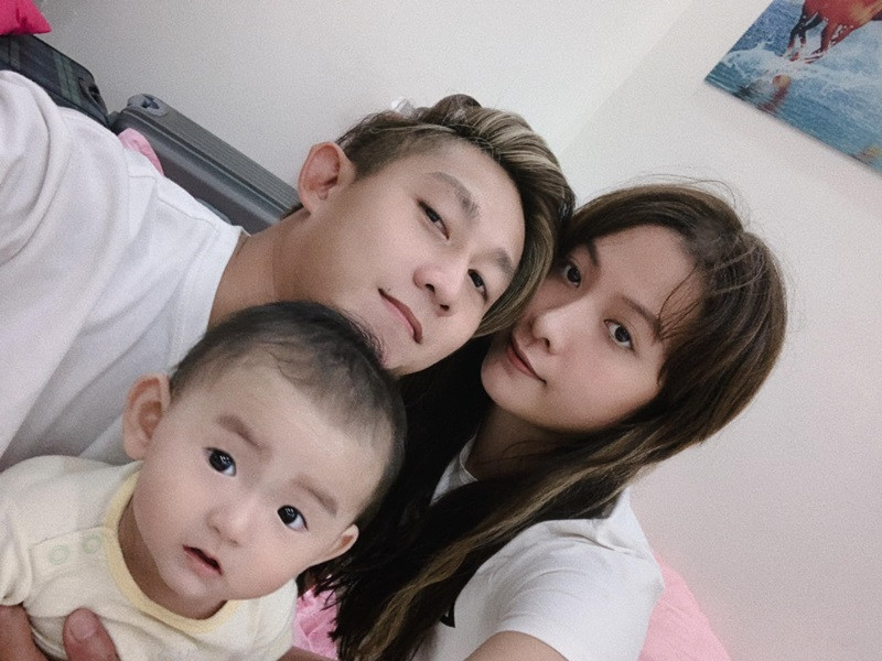 Vợ chồng Hồ Gia Hùng bên con trai chung. Ảnh: FBNV