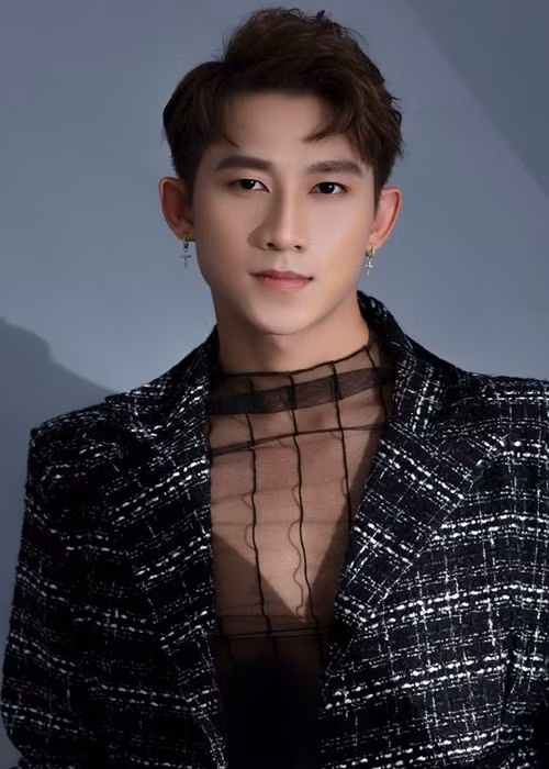 Về phía Hồ Gia Hùng, nam ca sĩ viết ẩn ý: "Bắt đầu lại từ đầu không khó. Cố gắng lên chàng trai trẻ. Chẳng còn cơ hội nào dành cho em nữa đâu, cô gái à". Ảnh: FBNV