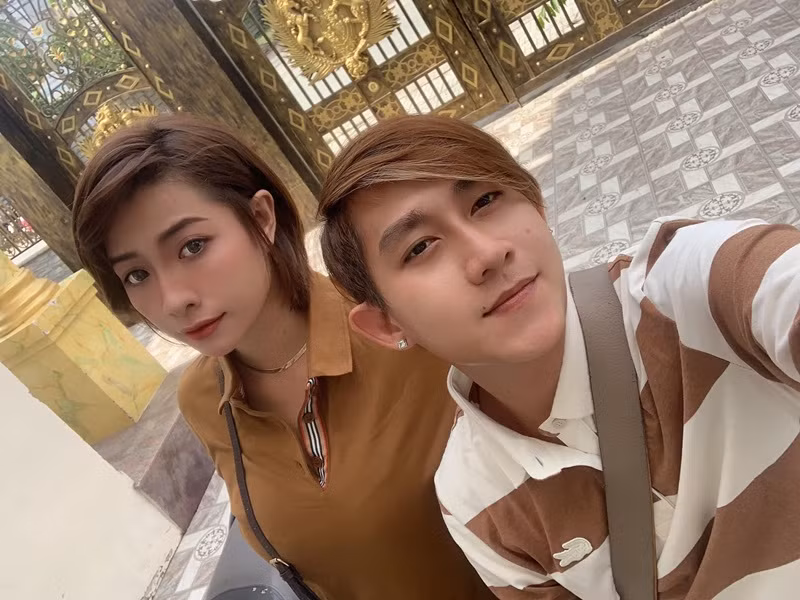 Trong 3 tháng qua, Hồ Gia Hùng vẫn thường xuyên đăng tải hình ảnh bên bà xã. Ảnh: FBNV