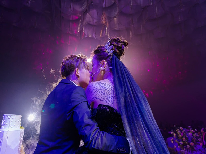 Hồ Gia Hùng và Diệp Thúy An tổ chức đám cưới hồi cuối tháng 3/2022. Trong hôn lễ, cô dâu gây chú ý khi mặc chiếc váy cưới màu đen. Ảnh: FBNV