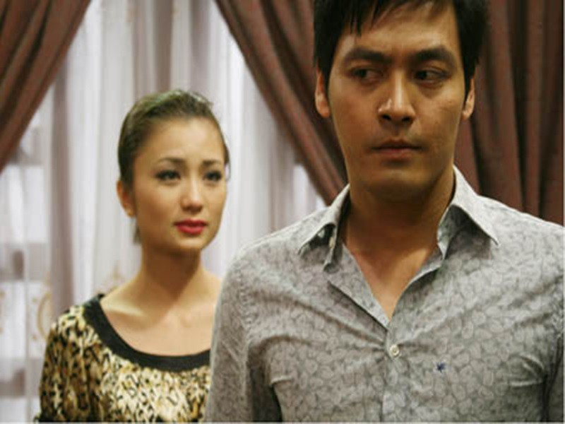 Năm 2011, Phan Anh góp mặt trong phim “Cầu vồng tình yêu”. Anh vào vai Thế Hiển - một chàng trai 30 tuổi ngờ nghệch, nhát gan, bạ đâu nói đấy, luôn biểu hiện thái độ tiêu cực mặc dù vẫn phục tùng những quan niệm gìn giữ nền nếp gia phong của gia đình nhưng hành động của anh lại luôn đi ngược với mong muốn của mọi người. Ảnh: Vietnamnet