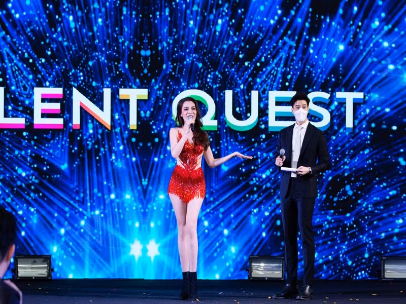 Trân Đài thể hiện bản mash up 2 ca khúc “If I were a boy” và “Be a star” ở phần thi tài năng.