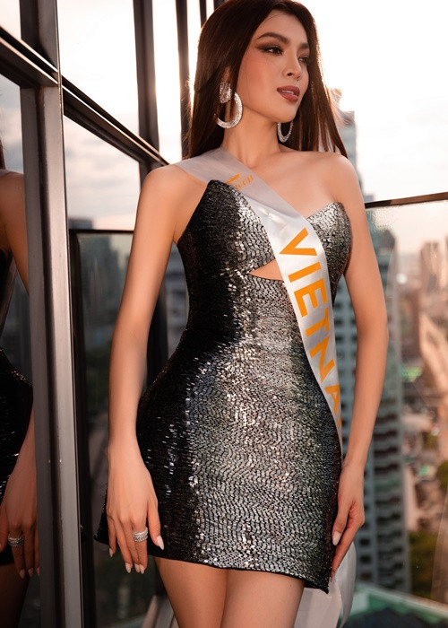 Đến với cuộc thi, Trân Đài gây ấn tượng nhờ mạnh tay đầu tư loạt váy áo gợi cảm, phụ kiện.