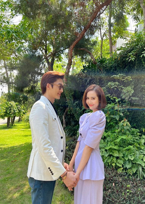 Huyền Lizzie từng nói vui về việc kết hợp với Đình Tú trên màn ảnh: “Đôi khi diễn ăn ý quá người ta lại dễ hiểu lầm”. Theo nữ diễn viên, cô chia sẻ cả những hình ảnh với diễn viên khác trong phim, chứ không riêng gì với Đình Tú.