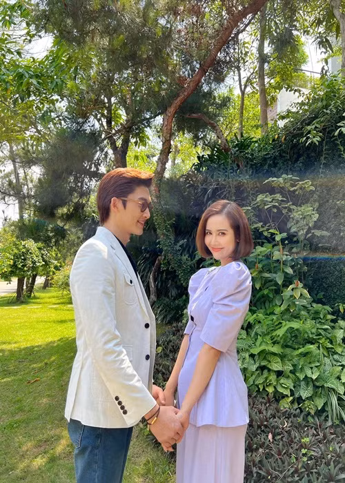 Huyền Lizzie từng nói vui về việc kết hợp với Đình Tú trên màn ảnh: “Đôi khi diễn ăn ý quá người ta lại dễ hiểu lầm”. Theo nữ diễn viên, cô chia sẻ cả những hình ảnh với diễn viên khác trong phim, chứ không riêng gì với Đình Tú.