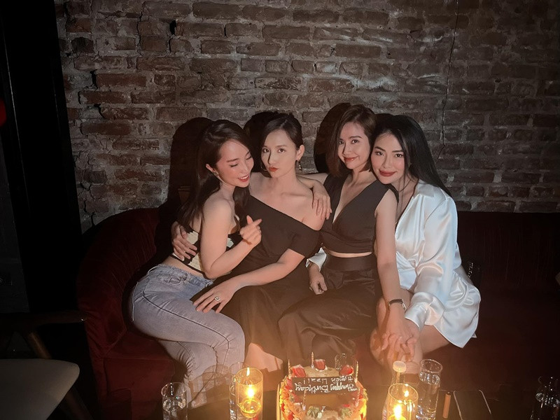 Việt Anh, Lã Thanh Huyền, Quỳnh Nga và Thái Dũng vốn chơi chung nhóm với Huyền Lizzie.