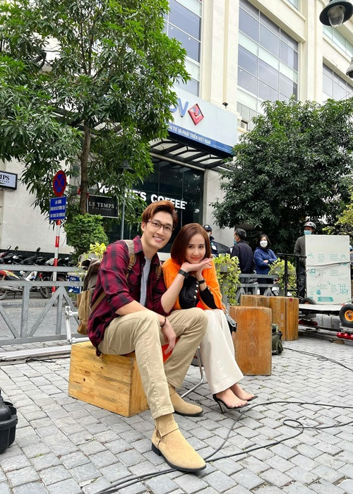 Huyền Lizzie từng chia sẻ trên Vietnamnet, cô và Đình Tú tương tác rất tốt trên mạng xã hội, không đùa nhau quá trớn hay vô duyên mà trong mức giới hạn. "Chúng tôi vẫn đi chụp hình với nhau để đẩy cặp Duy - Trang lên làm hiệu ứng phim tốt hơn mà", cô nói.