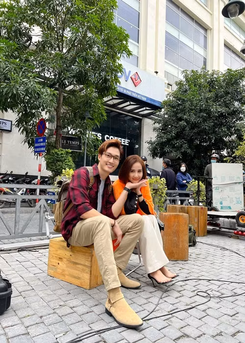 Huyền Lizzie từng chia sẻ trên Vietnamnet, cô và Đình Tú tương tác rất tốt trên mạng xã hội, không đùa nhau quá trớn hay vô duyên mà trong mức giới hạn. "Chúng tôi vẫn đi chụp hình với nhau để đẩy cặp Duy - Trang lên làm hiệu ứng phim tốt hơn mà", cô nói.