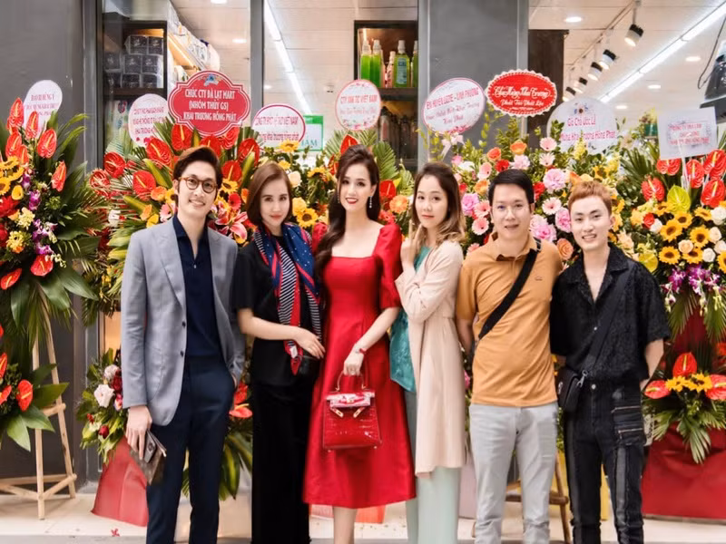 Cách đây không lâu, khi được hỏi về thông tin Đình Tú chia tay Hương Giang, Huyền Lizzie chia sẻ trên Dân Trí: "Tôi không nói gì và không muốn bình luận chuyện của người khác hay pr chuyện gì ngoài phim".