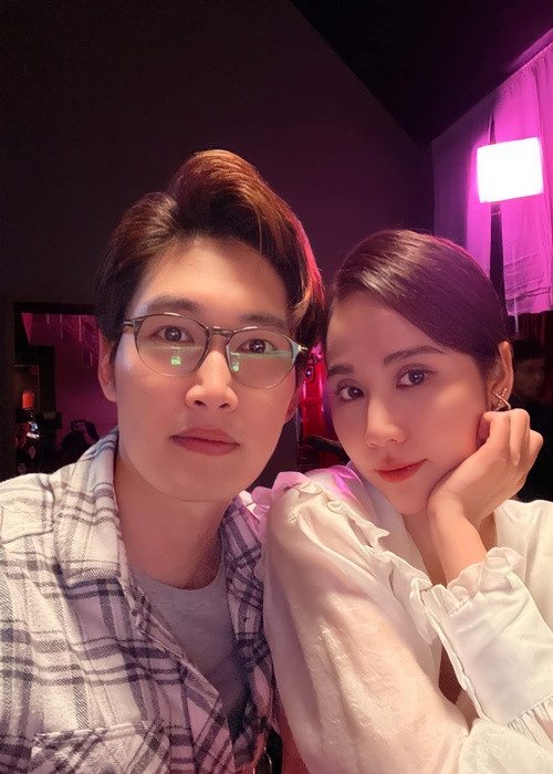 Trên trang cá nhân, cả hai thường xuyên đăng tải hình ảnh bên nhau ở hậu trường phim.