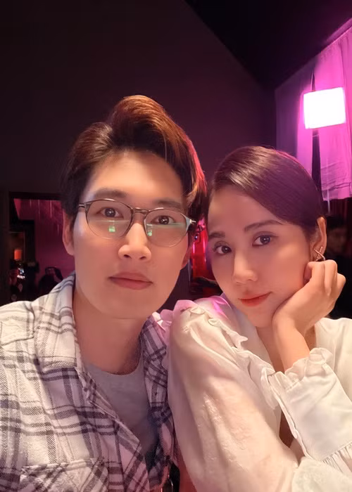 Trên trang cá nhân, cả hai thường xuyên đăng tải hình ảnh bên nhau ở hậu trường phim.