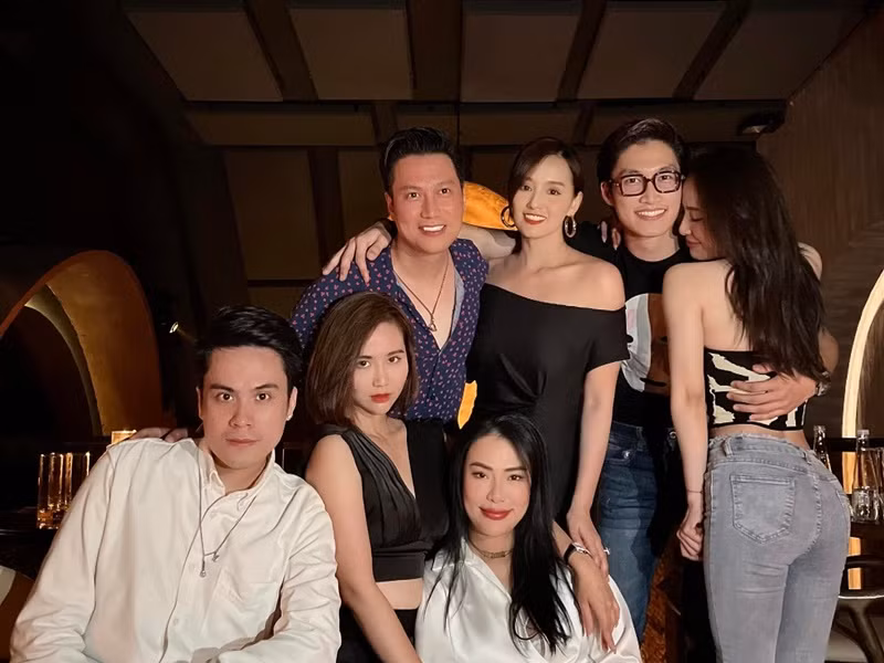 Sự xuất hiện của Đình Tú (thứ hai bên phải) bên hội bạn thân của Huyền Lizzie gây chú ý.