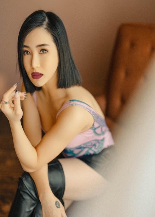 Bodysuit giúp nữ ca sĩ tôn được vòng một đầy đặn. Ảnh: Instagram