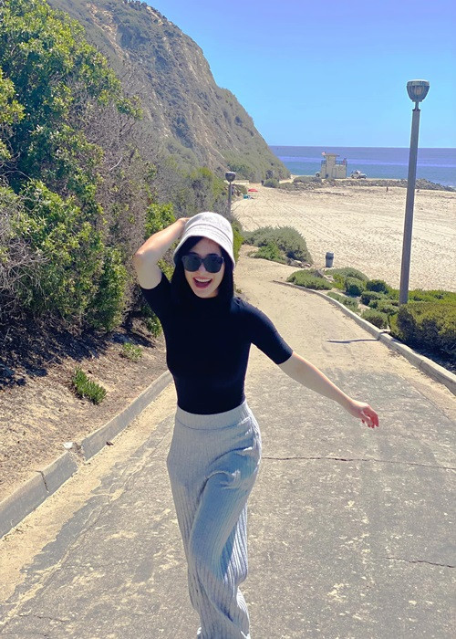 Do bất ngờ đi Mỹ, Hương Tràm vướng tin đồn sang Mỹ sinh con. Trước nghi vấn này, nữ ca sĩ cho hay: "Tôi làm nghề 10 năm rồi. Là một người nghệ sĩ, chắc chắn ai cũng đối diện với tin đồn. Tôi quen với điều đó. Tin đồn mãi là tin đồn. Tôi không thích giải thích bằng câu chữ trên mạng xã hội mà bằng âm nhạc. Ở khía cạnh của người phụ nữ Á đông, có người đàn ông yêu thương, được làm mẹ, không việc gì tôi phải giấu giếm". Ảnh: FBNV