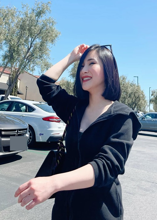 Trước nghi vấn dao kéo, phía nữ ca sĩ chia sẻ trên Zing: "Sự thay đổi có lẽ do cô ấy tăng cân. Thời gian trước dịch bệnh, Tràm chủ yếu ở nhà nên mập hơn xưa". Ảnh: FBNV