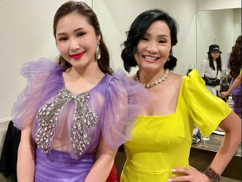 Năm 2021, Hương Tràm bị soi gương mặt có nhiều nét khác lạ. Cụ thể cằm của cô nhọn, dài hơn trước, hai má sưng. Ảnh: Zing