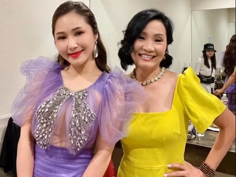 Năm 2021, Hương Tràm bị soi gương mặt có nhiều nét khác lạ. Cụ thể cằm của cô nhọn, dài hơn trước, hai má sưng. Ảnh: Zing