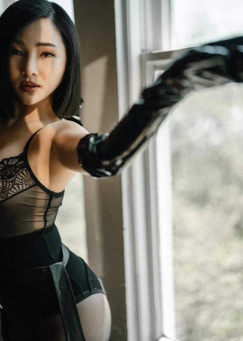 Loạt ảnh táo bạo với bodysuit đen của Hương Tràm nhận được sự quan tâm của nhiều khán giả. Ảnh: FBNV