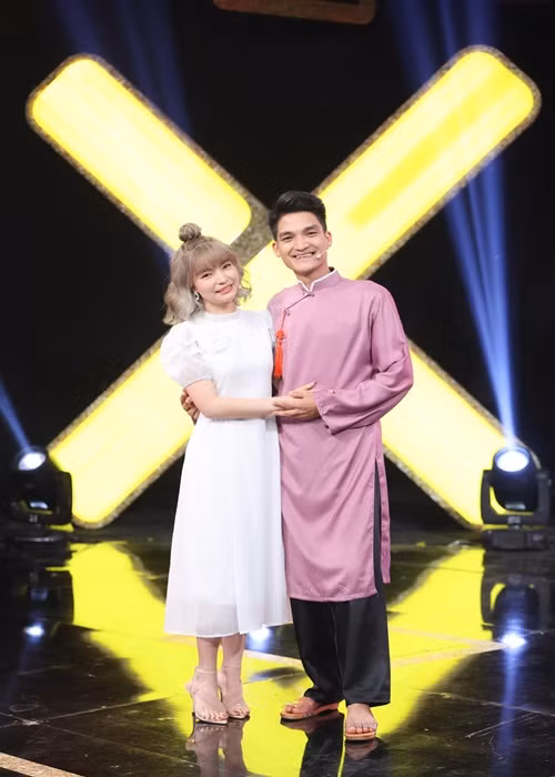 Thảo Vy bất ngờ xuất hiện tại gameshow khiến Mạc Văn Khoa "toát mồ hôi hột". Bà xã của Mạc Văn Khoa cho biết, cô không nói trước với chồng việc tham gia gameshow để tạo bất ngờ cho chồng.