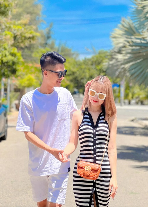 "Có con rồi nên tụi em chỉ đi được một ngày trăng mật thôi là về chứ không đi được đủ tuần trăng mật các bác", Mạc Văn Khoa cho hay.