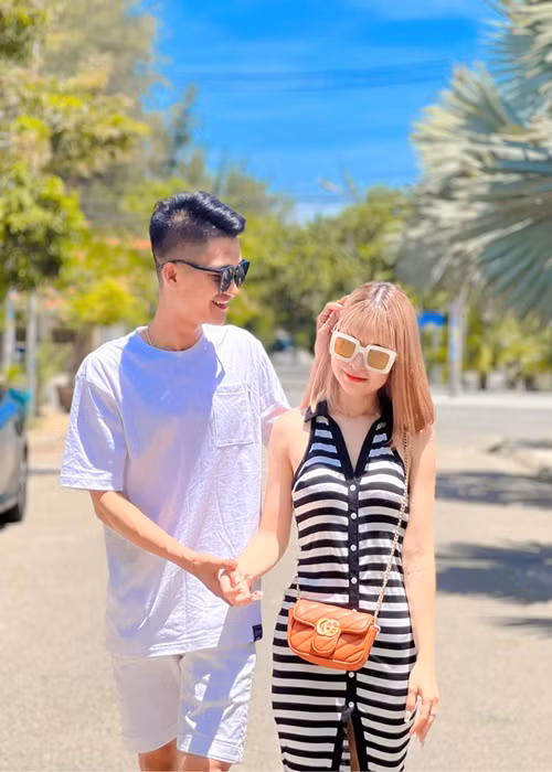 "Có con rồi nên tụi em chỉ đi được một ngày trăng mật thôi là về chứ không đi được đủ tuần trăng mật các bác", Mạc Văn Khoa cho hay.