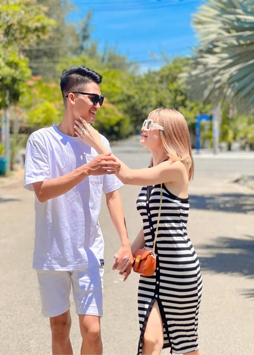 Bà xã của Mạc Văn Khoa gây chú ý khi trích dẫn một quan điểm về hôn nhân: "Điều quan trọng nhất trong mối quan hệ vợ chồng chính là bình đẳng và tôn trọng lẫn nhau. Hai người có thể có cãi vã, có tranh luận nhưng tuyệt đối không được có bạo lực và phản bội lẫn nhau".