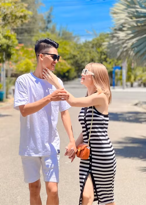 Bà xã của Mạc Văn Khoa gây chú ý khi trích dẫn một quan điểm về hôn nhân: "Điều quan trọng nhất trong mối quan hệ vợ chồng chính là bình đẳng và tôn trọng lẫn nhau. Hai người có thể có cãi vã, có tranh luận nhưng tuyệt đối không được có bạo lực và phản bội lẫn nhau".