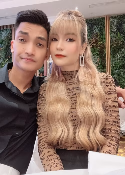 Sau đám cưới, vợ chồng Mạc Văn Khoa vẫn dính như hình với bóng.