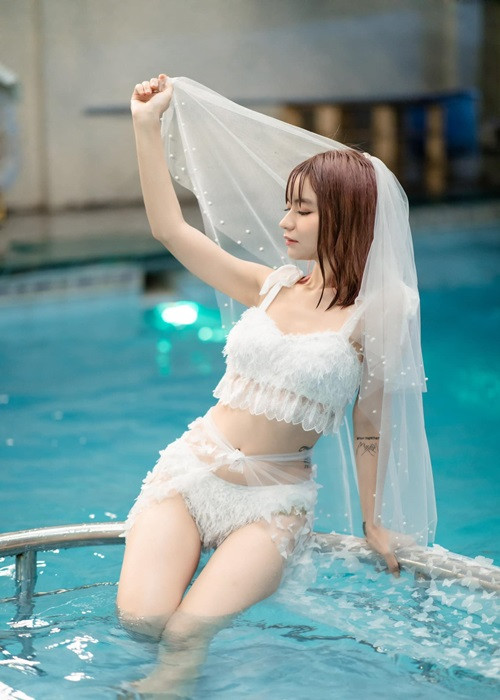 Gần đây, bà xã của Mạc Văn Khoa đăng tải loạt ảnh khoe vóc dáng thon gọn, quyến rũ khi diện bikini.