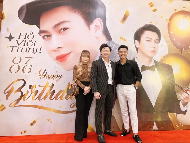 Nam diễn viên hài đưa vợ hơn tuổi đến chúc mừng sinh nhật ca sĩ Hồ Việt Trung.