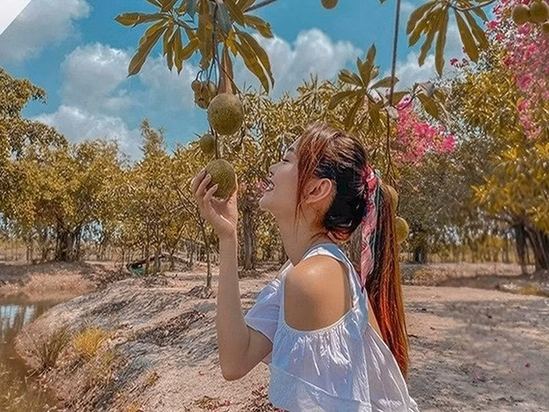 Minh Hằng có trong tay mảnh vườn rộng rãi có đủ cây ăn trái, ao cá rộng tới 20.000m2 ở Đồng Nai. Ảnh: FBNV