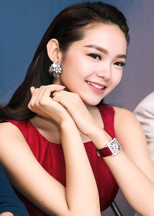 Minh Hằng sở hữu nhiều món đồ hiệu tiền tỷ đến từ các thương hiệu nổi tiếng. Cô từng gây ấn tượng với chiếc đồng hồ đính kim cương của Frank Muller có giá 1,4 tỷ đồng. Ảnh: FBNV