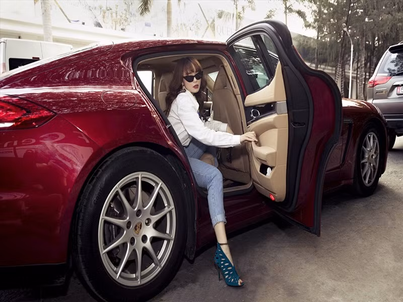 Nữ diễn viên từng chi 6 tỷ đồng để sở hữu chiếc xe hạng sang Porsche Panamera hay xe Lexus có giá khoảng 2,5 tỷ đồng. Ảnh: Lao động