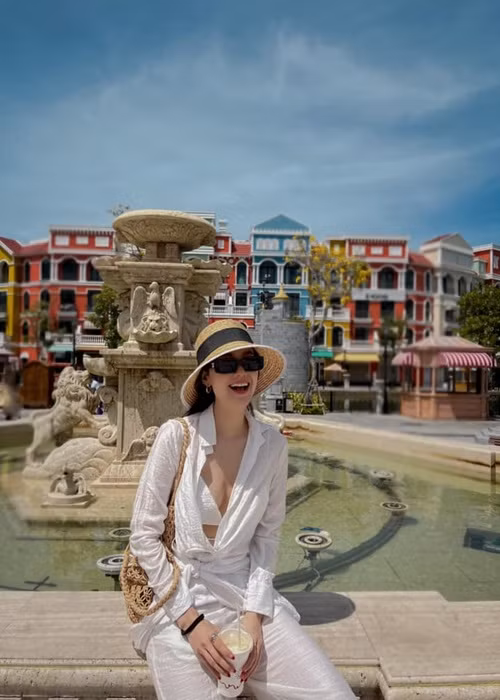 Nữ ca sĩ sinh năm 1987 cũng thường xuyên đi du lịch khắp nơi. Ảnh: FBNV