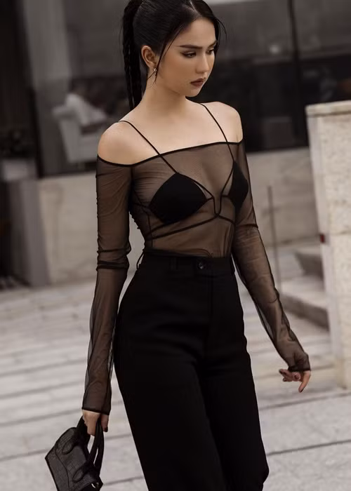 Sau lùm xùm mua đất, Ngọc Trinh liên tục đăng ảnh gợi cảm.