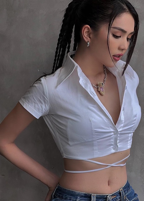 Chân dài gốc Trà Vinh vướng phải nhiều thị phi về đời tư, hoạt động nghệ thuật. Phản ứng của cô thường là giữ im lặng.