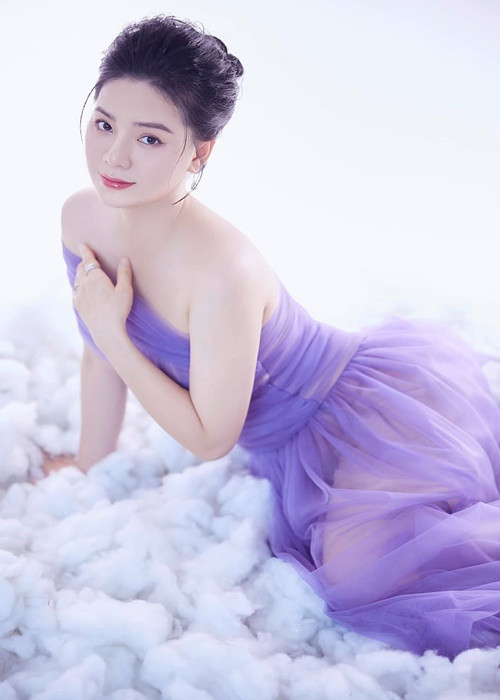 Sinh năm 1990, Linh Hương đầu quân về Nhà hát Tuổi trẻ sau khi tốt nghiệp trường Cao đẳng múa Việt Nam. Cô từng lọt top 7 cuộc thi Cầu vồng tìm kiếm diễn viên năm 2012. Ảnh: FBNV