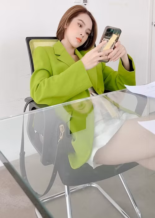 Tạo hình trong phim “Lối nhỏ vào đời” của Quỳnh Lương là chị đại xinh đẹp, cá tính. Ảnh: FBNV